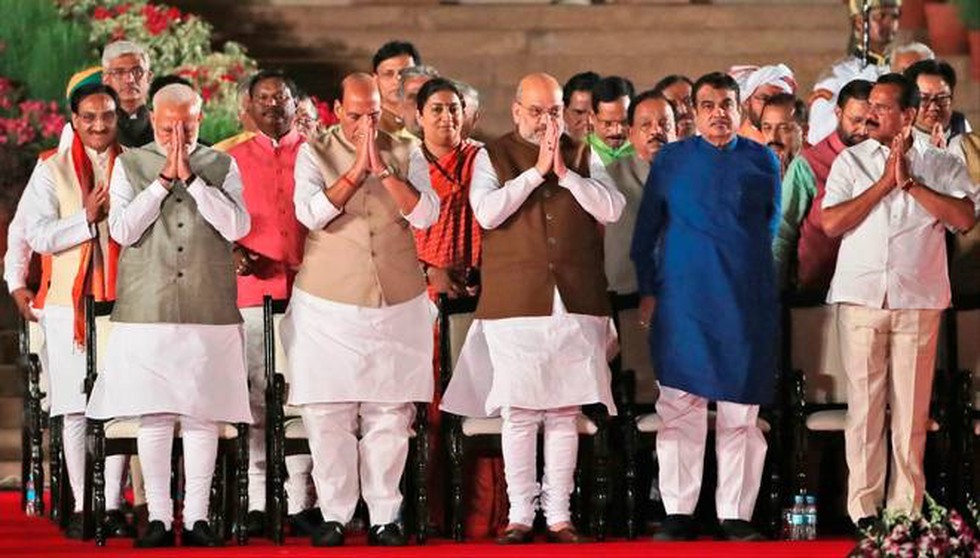 Narendra+Modi+Oath+Ceremony+LIVE%3A+Rajnath+Singh%2C+Gadkari%2C+Piyush+Goyal%2C+Scindia+likely+to+take+oath+as+ministers